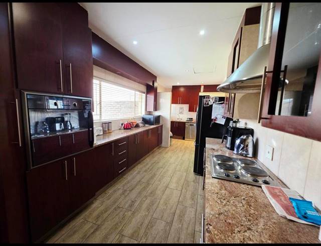 4 BEDROOM HOUSE FOR SALE IN GLEN MARAIS